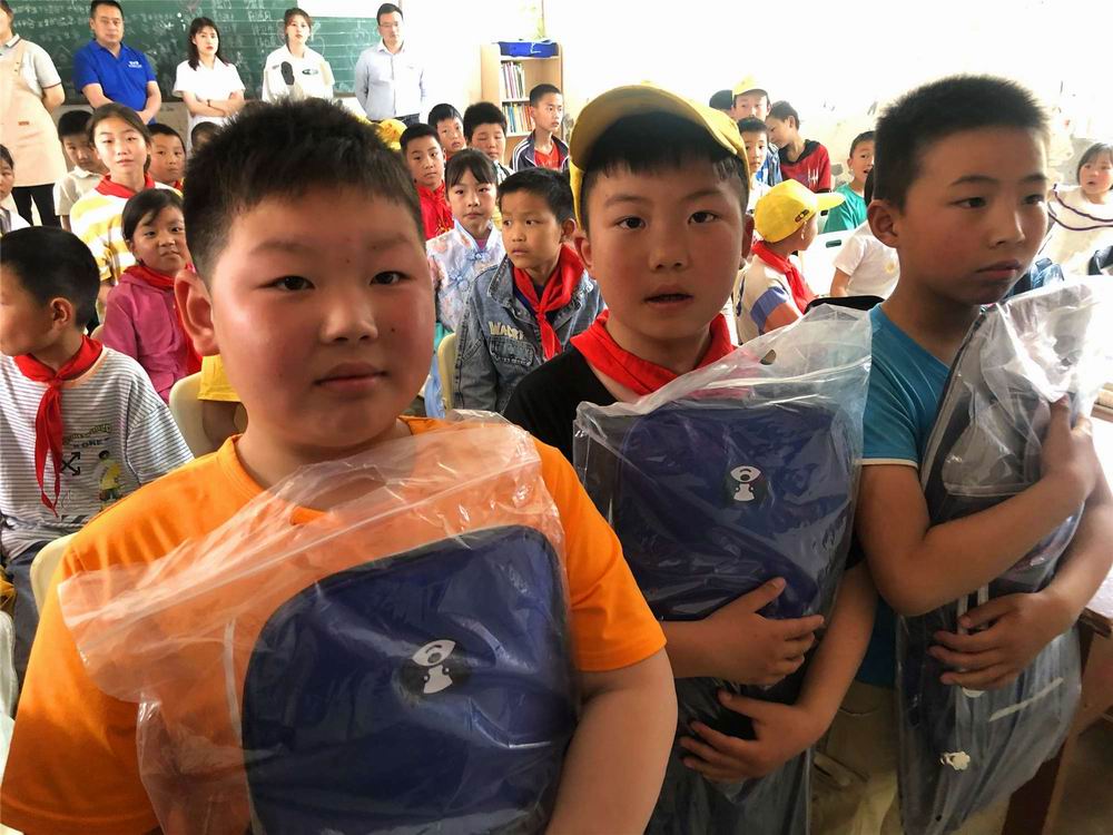 “溫暖童心快樂六一” 河南永和建設(shè)集團(tuán)前往查山鄉(xiāng)小學(xué)開展慰問活動(dòng)