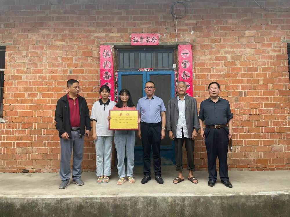 精準(zhǔn)幫扶送溫暖,資助育人暖人心--永和集團(tuán)董事長(zhǎng)走訪慰問(wèn)貧困大學(xué)生