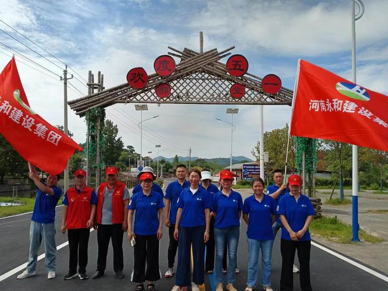 向一線員工致敬丨集團(tuán)公司組織開展學(xué)雷鋒勞動體驗活動